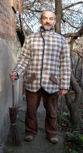 пальто. "брате, де ти?" світле