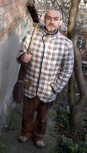 пальто. "брате, де ти?" світле