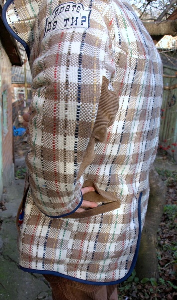 пальто. "брате, де ти?" світле