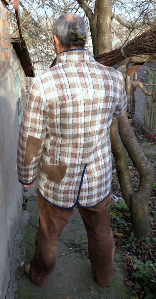 пальто. "брате, де ти?" світле