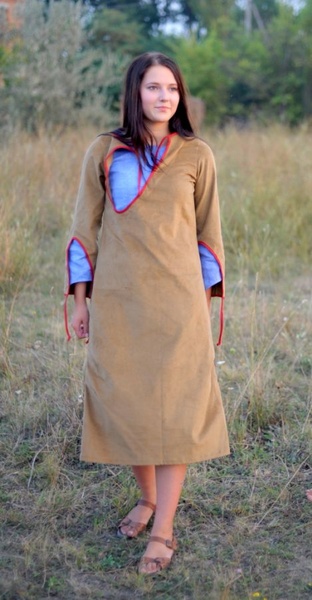 Квітчасте сонце спить в криниці на мохом стеленому дні. ...