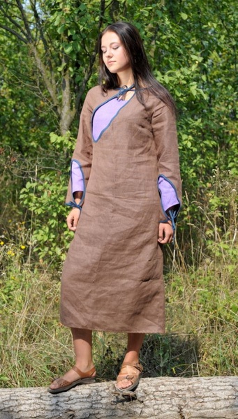 Квітчасте сонце спить в криниці на мохом стеленому дні. ...